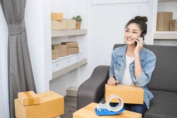 Mujer Independiente Hablando Teléfono Inteligente Oficina Casa — Foto de Stock