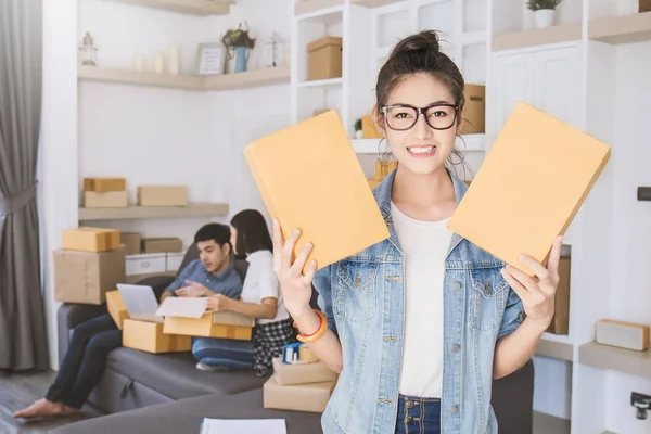 Ásia Homem Mulher Escrevendo Endereço Clipboard Home Office Com Pessoas — Fotografia de Stock