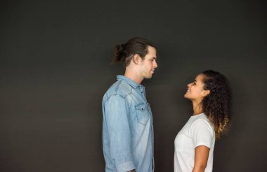 Mutlu ırklar arası beyaz erkek kadının portresi. Evde birlikte iyi vakit geçiriyorlar. Romantik bir ilişki yaşayan güzel bir kadın. Karantina, koronavirüs kavramından sosyal uzaklık koruması 