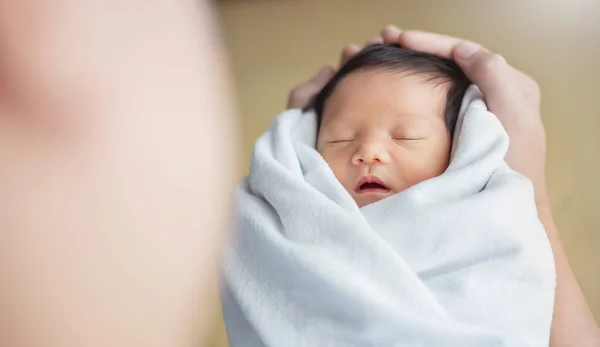 갓난아기를 아시아인 아버지나 어머니의 초상화는 배경에 침대가 공간을 복사한다 코카서스 — 스톡 사진