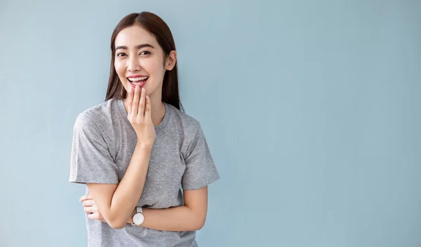 Retrato Jovem Bonita Asiática Coreana Tímida Mulher Relaxante Sorriso Rosto Imagens De Bancos De Imagens