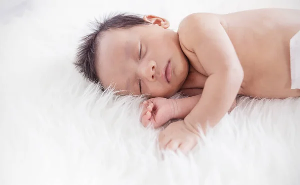 Mãe Pais Mãos Segurando Pés Bebê Recém Nascido Mãos Fechadas Fotos De Bancos De Imagens