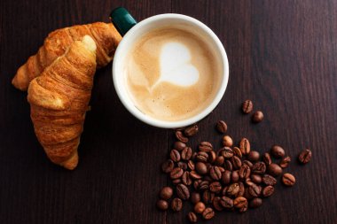 fincan kahve ve kruvasan