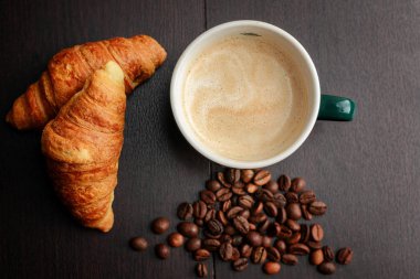 fincan kahve ve kruvasan