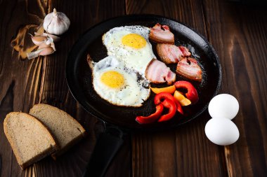 Bir kırsal alanda bir tavada kızarmış yumurta