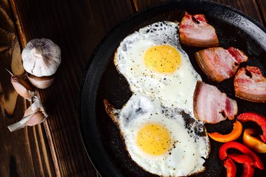 Bir kırsal alanda bir tavada kızarmış yumurta