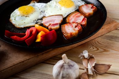 Bir kırsal alanda bir tavada kızarmış yumurta