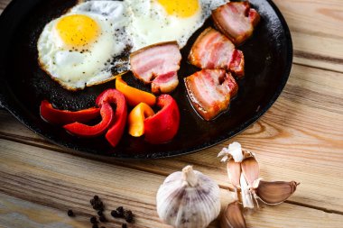 Bir kırsal alanda bir tavada kızarmış yumurta