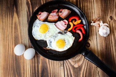 Bir kırsal alanda bir tavada kızarmış yumurta