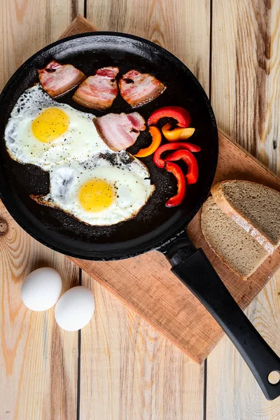 Fried eggs in a frying pan in a rural — Stock Photo, Image