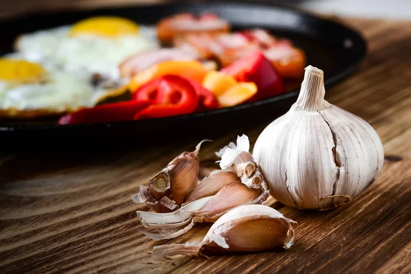 Bir kırsal alanda bir tavada kızarmış yumurta