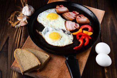 Bir kırsal alanda bir tavada kızarmış yumurta