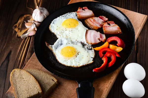 stock image Fried eggs in a frying pan in a rural