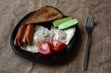 sahanda yumurta sağlıklı kahvaltı sosis domates