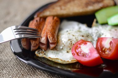 sahanda yumurta sağlıklı kahvaltı sosis domates