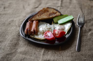 sahanda yumurta sağlıklı kahvaltı sosis domates