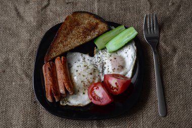 sahanda yumurta sağlıklı kahvaltı sosis domates