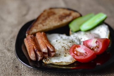 sahanda yumurta sağlıklı kahvaltı sosis domates