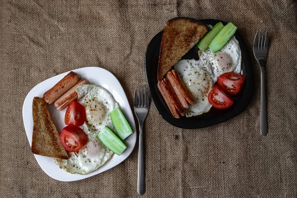 Fried egg sausages tomatoes for healthy breakfast — Stock Photo, Image