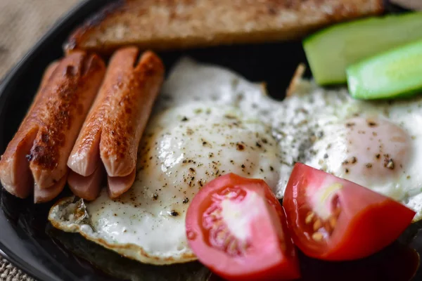 sahanda yumurta sağlıklı kahvaltı sosis domates