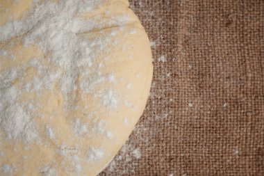 Hamur pizza rustik arka plan üzerinde topu