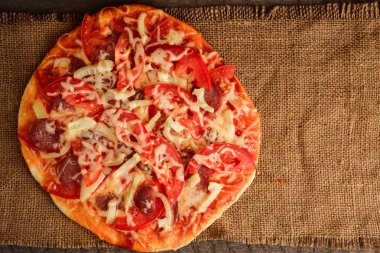 rustik, vintage tarzı ahşap zemin üzerinde pizza