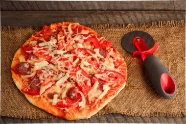 rustik, vintage tarzı ahşap zemin üzerinde pizza