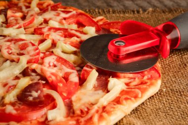 rustik, vintage tarzı ahşap zemin üzerinde pizza