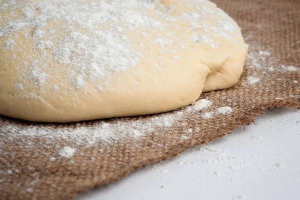 Hamur pizza rustik arka plan üzerinde topu