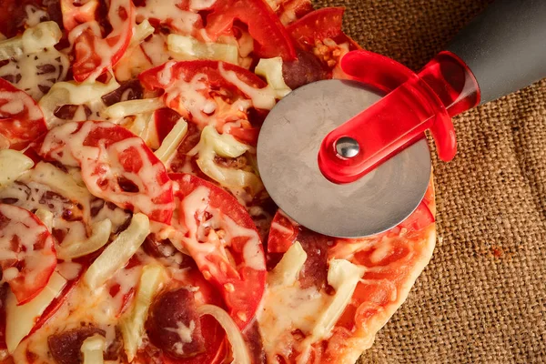 rustik, vintage tarzı ahşap zemin üzerinde pizza