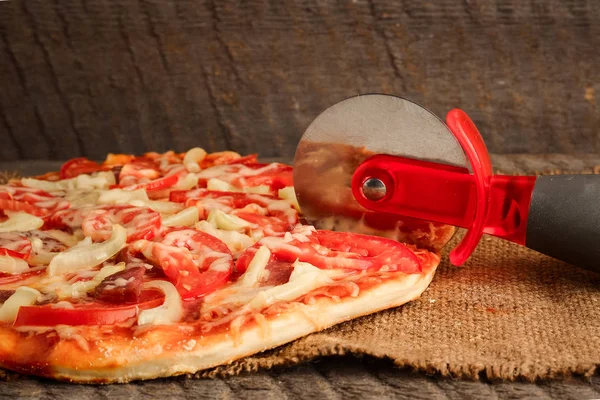 rustik, vintage tarzı ahşap zemin üzerinde pizza