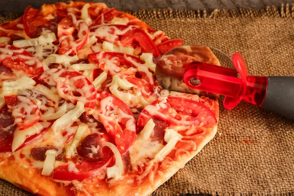 Pizza su fondo in legno rustico, in stile vintage — Foto Stock