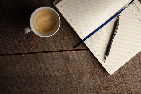 Arbeitsplatz. Notizblock und Kaffeetasse vorhanden. Geschäftsplanung. — Stockfoto