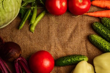 Arka planı olarak çeşitli taze sebze çerçeve