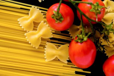 Siyah zemin kiraz domatesli makarna