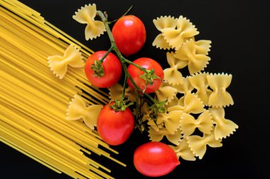 Siyah zemin kiraz domatesli makarna