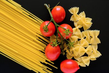 Siyah zemin kiraz domatesli makarna