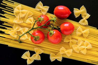 Siyah zemin kiraz domatesli makarna