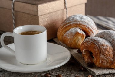 Taze kruvasanlar ve ahşap masa kahve.