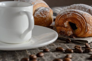 Taze kruvasanlar ve ahşap masa kahve.