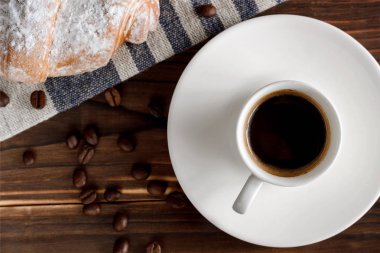 Taze kruvasanlar ve ahşap masa kahve.