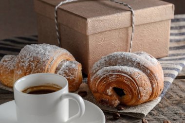 Taze kruvasanlar ve ahşap masa kahve.