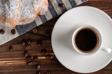 Taze kruvasanlar ve ahşap masa kahve.