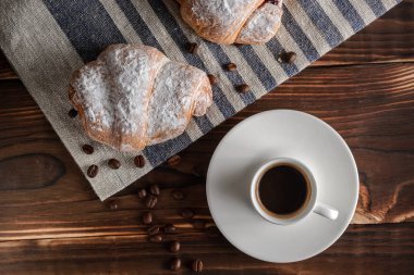 Taze kruvasanlar ve ahşap masa kahve.