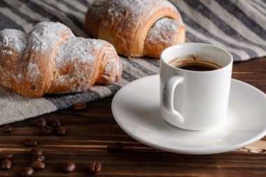 Taze kruvasanlar ve ahşap masa kahve.