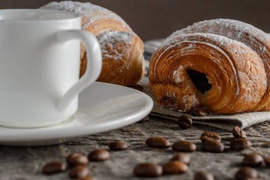 Taze kruvasanlar ve ahşap masa kahve.