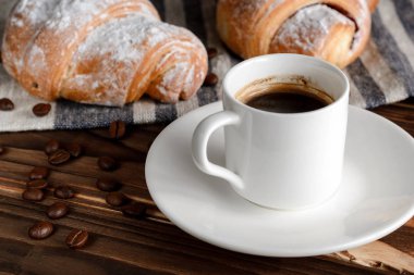 Taze kruvasanlar ve ahşap masa kahve.