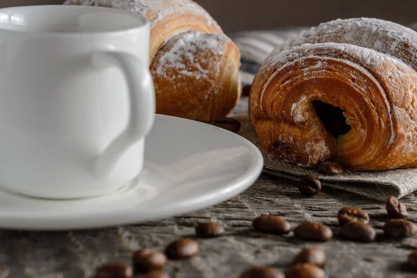 Taze kruvasanlar ve ahşap masa kahve.