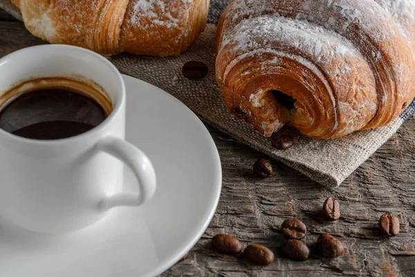 Taze kruvasanlar ve ahşap masa kahve.