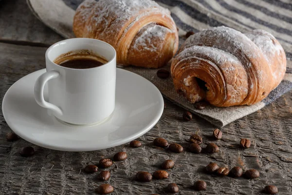 Taze kruvasanlar ve ahşap masa kahve.